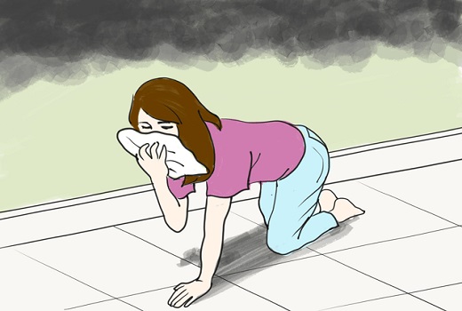 Lấy khăn thấm nước che kín miệng và mũi để lọc không khí khi hít thở